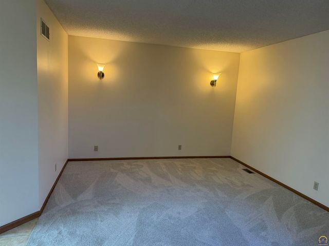 5648 SW 33rd TER, Topeka, KS 66614