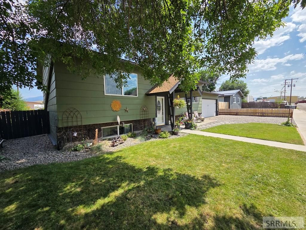 Image 4 of property listing at 904 Edwards Street, Salmon, ID 83467