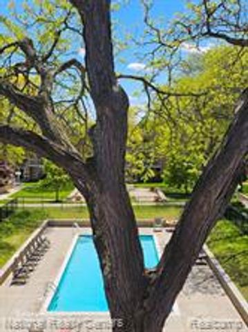 4913 Crooks Road G4, Royal Oak, MI 48073