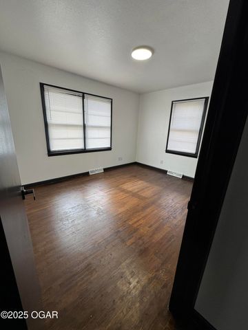 106 W South Street, Neosho, MO 64850