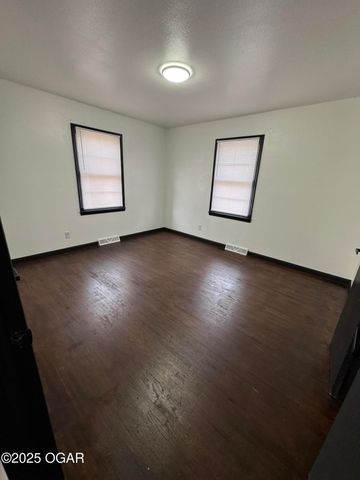 106 W South Street, Neosho, MO 64850