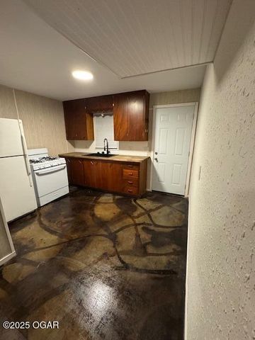 106 W South Street, Neosho, MO 64850