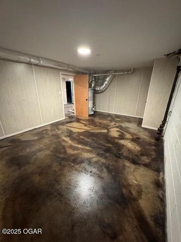 106 W South Street, Neosho, MO 64850