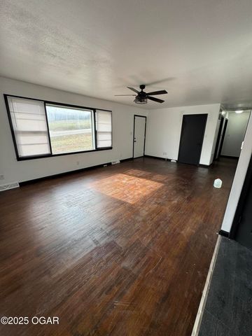 106 W South Street, Neosho, MO 64850