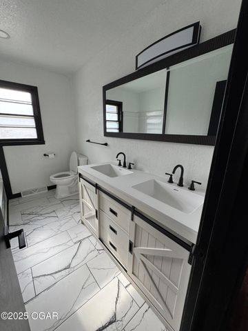 106 W South Street, Neosho, MO 64850