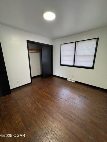 106 W South Street, Neosho, MO 64850