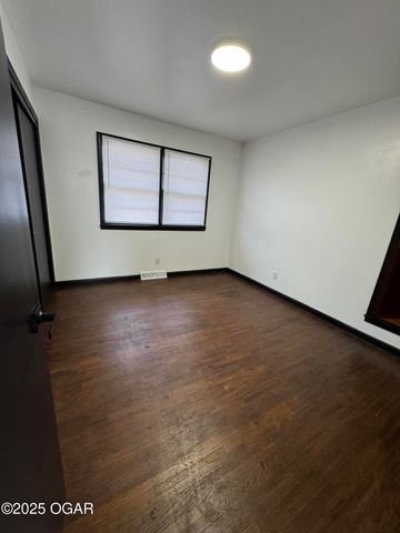 106 W South Street, Neosho, MO 64850