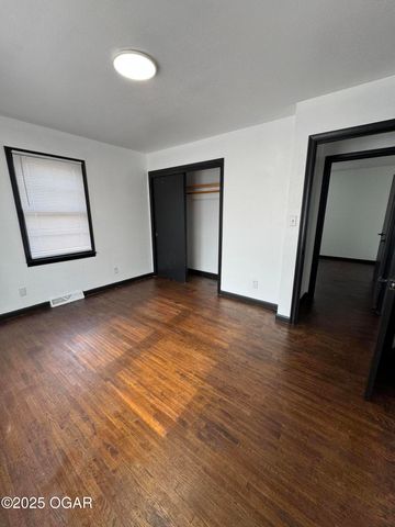 106 W South Street, Neosho, MO 64850