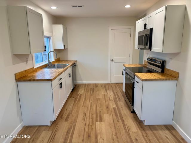 1607 Berry Rd, Knoxville, TN 37920