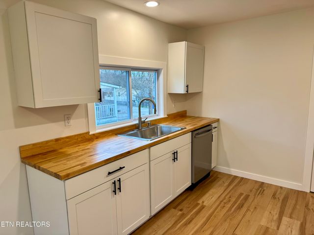 1607 Berry Rd, Knoxville, TN 37920