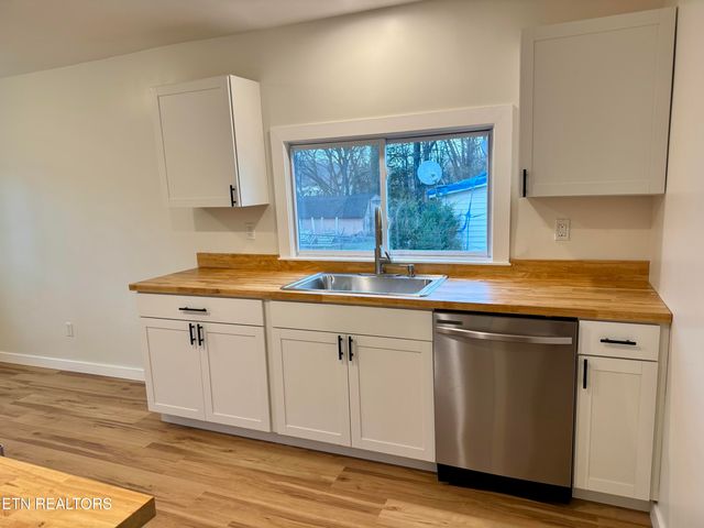 1607 Berry Rd, Knoxville, TN 37920