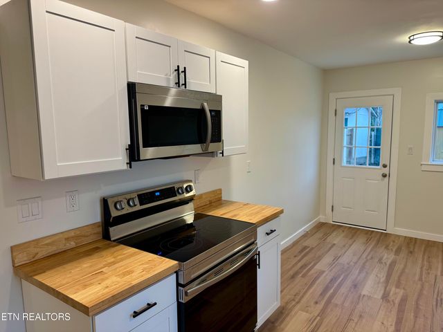 1607 Berry Rd, Knoxville, TN 37920