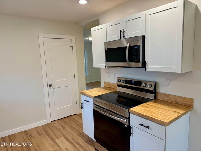 1607 Berry Rd, Knoxville, TN 37920