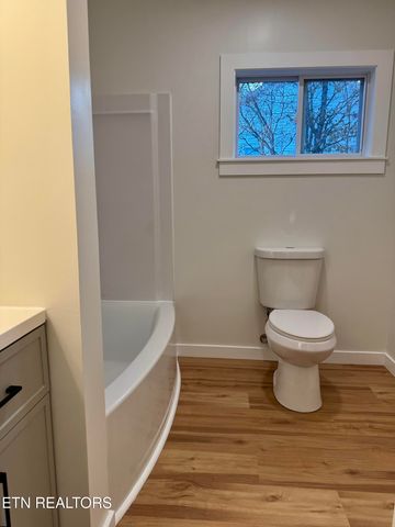 1607 Berry Rd, Knoxville, TN 37920