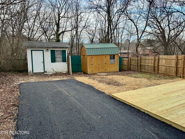 1607 Berry Rd, Knoxville, TN 37920