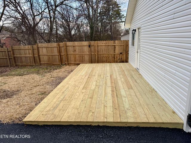 1607 Berry Rd, Knoxville, TN 37920