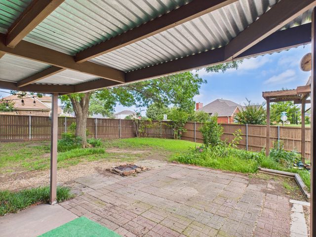 800 Raintree Court, Desoto, TX 75115