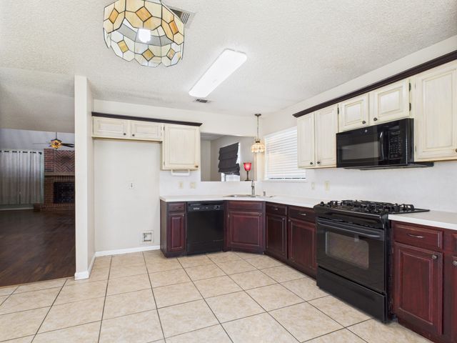 800 Raintree Court, Desoto, TX 75115