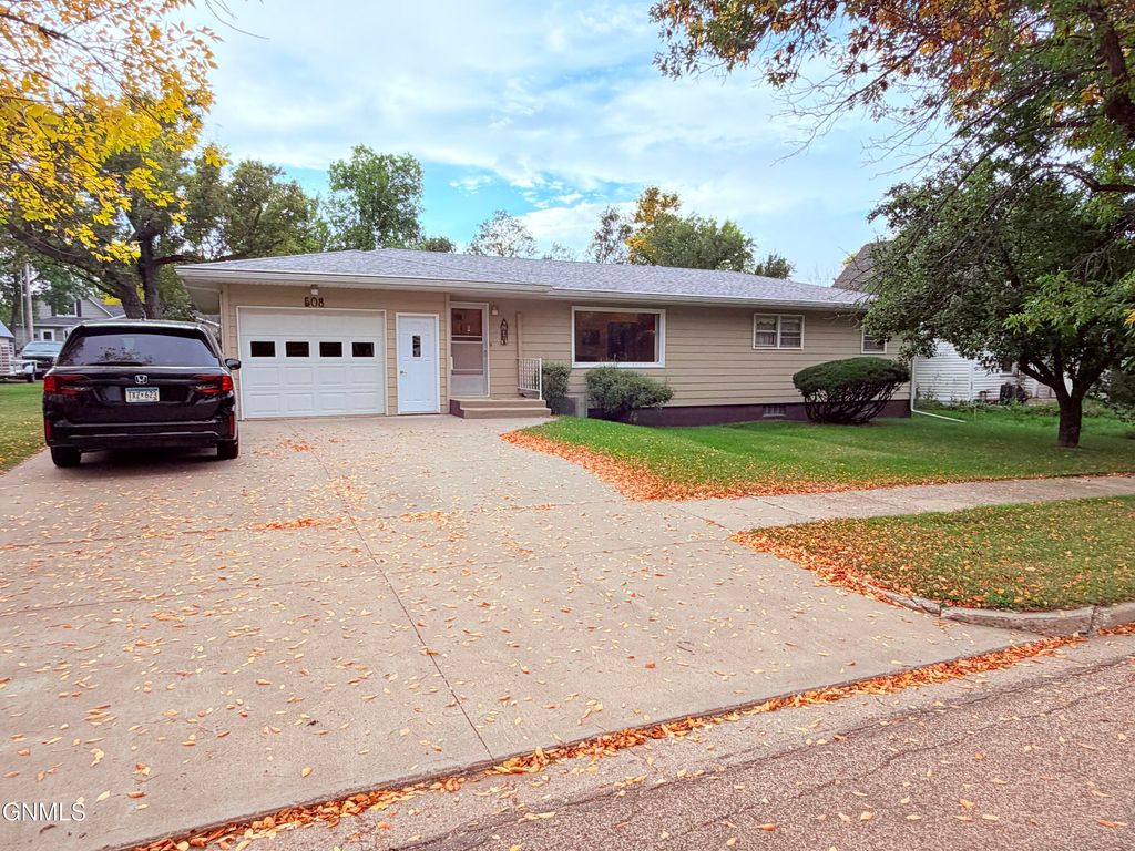 508 1st Street SE, Crosby, ND 58730 photo 2