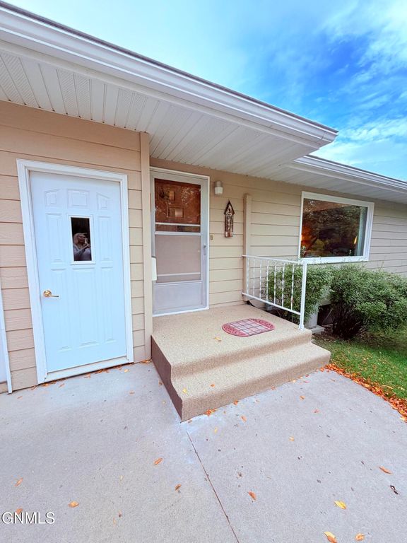 508 1st Street SE, Crosby, ND 58730 photo 3