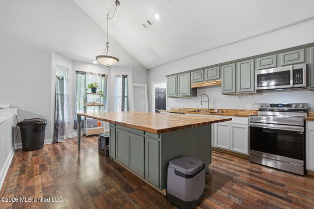 6043 Holly Drive, Bay Saint Louis, MS 39520