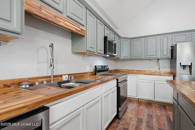 6043 Holly Drive, Bay Saint Louis, MS 39520