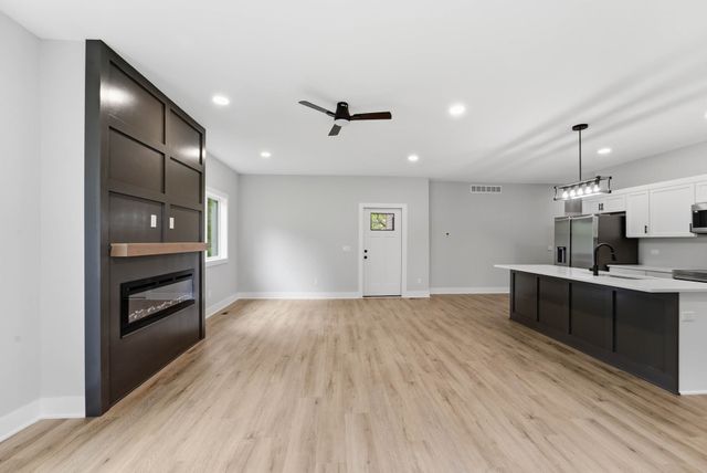 1417 Pioneer Road, Des Moines, IA 50320