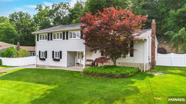 19 Falcon Place, Wayne, NJ 07470