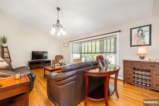 19 Falcon Place, Wayne, NJ 07470