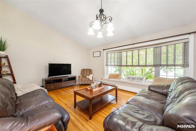19 Falcon Place, Wayne, NJ 07470