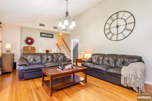 19 Falcon Place, Wayne, NJ 07470