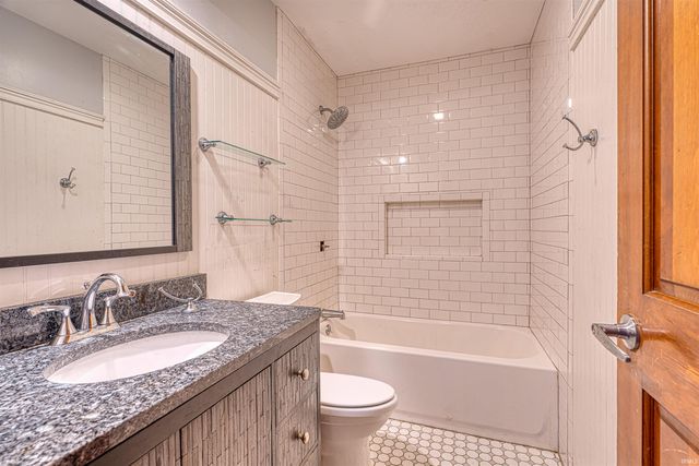 6841 Northfield Drive, Evansville, IN 47711