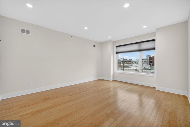 2028 TRENTON AVE, Philadelphia, PA 19125