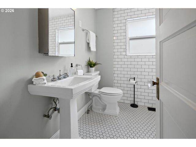 2446 Ne 50TH Ave, Portland, OR 97213