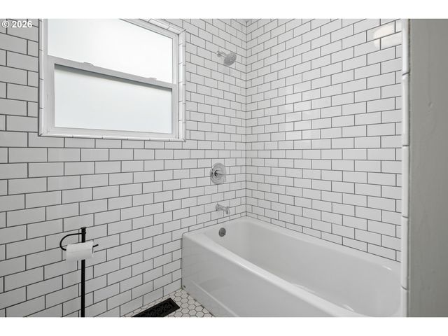 2446 Ne 50TH Ave, Portland, OR 97213