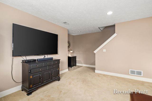 9845 Sunset Ridge Drive Ne, Algoma Twp, MI 49341