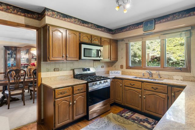 740 Cambridge Drive, Burr Ridge, IL 60527