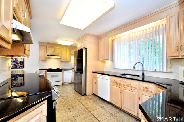 16 Miamis Road, West Hartford, CT 06117