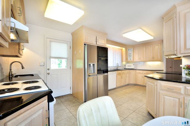 16 Miamis Road, West Hartford, CT 06117