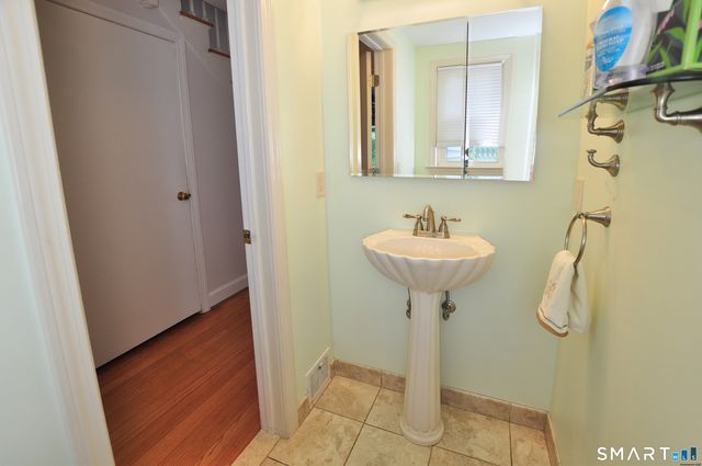 16 Miamis Road, West Hartford, CT 06117