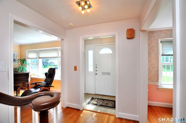 16 Miamis Road, West Hartford, CT 06117