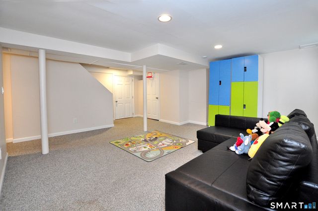 16 Miamis Road, West Hartford, CT 06117