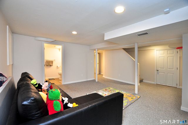 16 Miamis Road, West Hartford, CT 06117