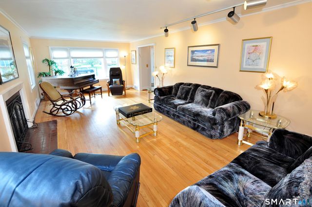 16 Miamis Road, West Hartford, CT 06117