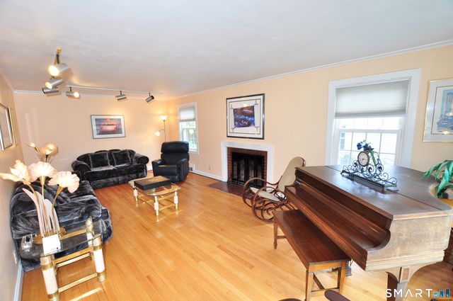 16 Miamis Road, West Hartford, CT 06117