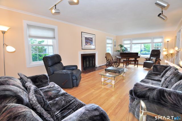 16 Miamis Road, West Hartford, CT 06117