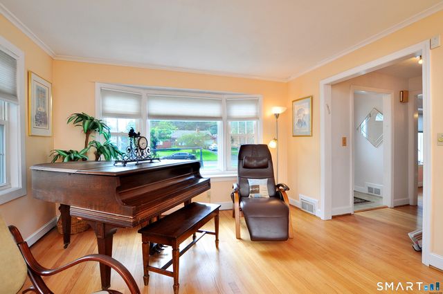 16 Miamis Road, West Hartford, CT 06117