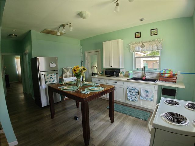 303 Elm St, Portland, TX 78374