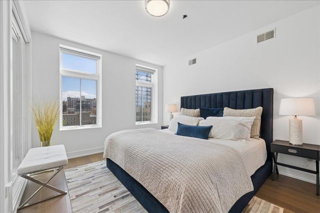 434 W Melrose Street 401, Chicago, IL 60657