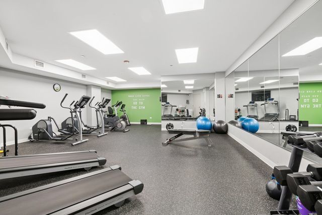 434 W Melrose Street 401, Chicago, IL 60657
